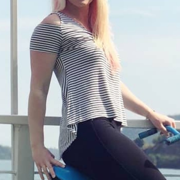 STRIPED BLACK AND WHITE TOP - Picture 3 of 3